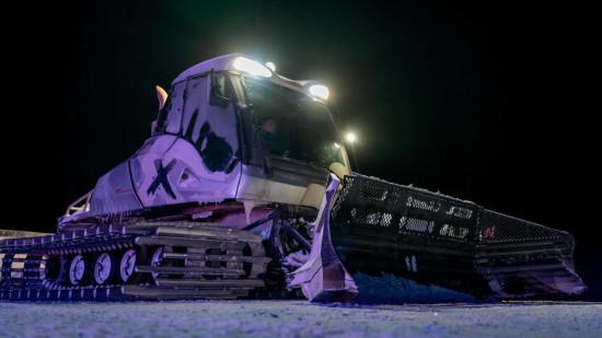 吉林市松花湖滑雪度假區(qū)內(nèi)，壓雪車正在平整雪道。新華社記者 唐成卓 攝